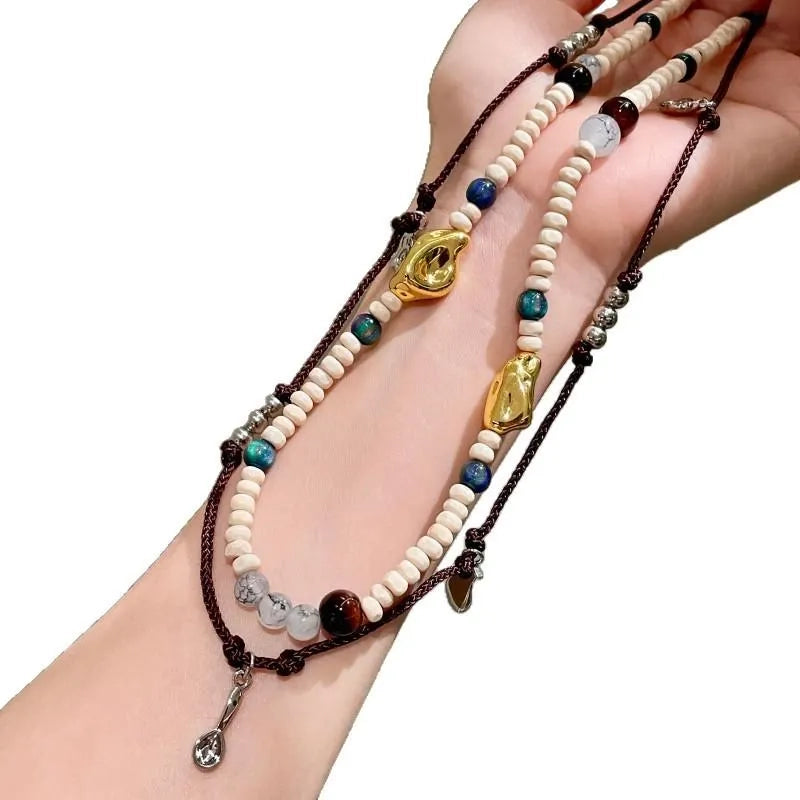Collana a doppio strato con perline di pietra naturale e cristalli, realizzata a mano.