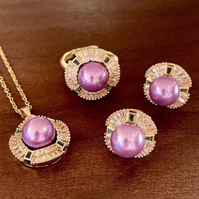 Set di gioielli di lusso composto da tre pezzi con perle viola, collana, orecchini e anello con zirconi verdi di nicchia per la clavicola.