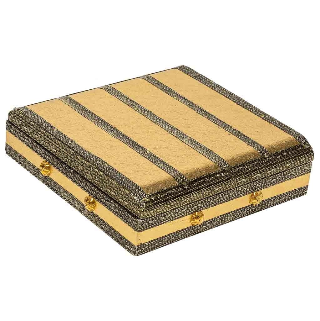 Portagioie in metallo dorato sbalzato 20x20x5h