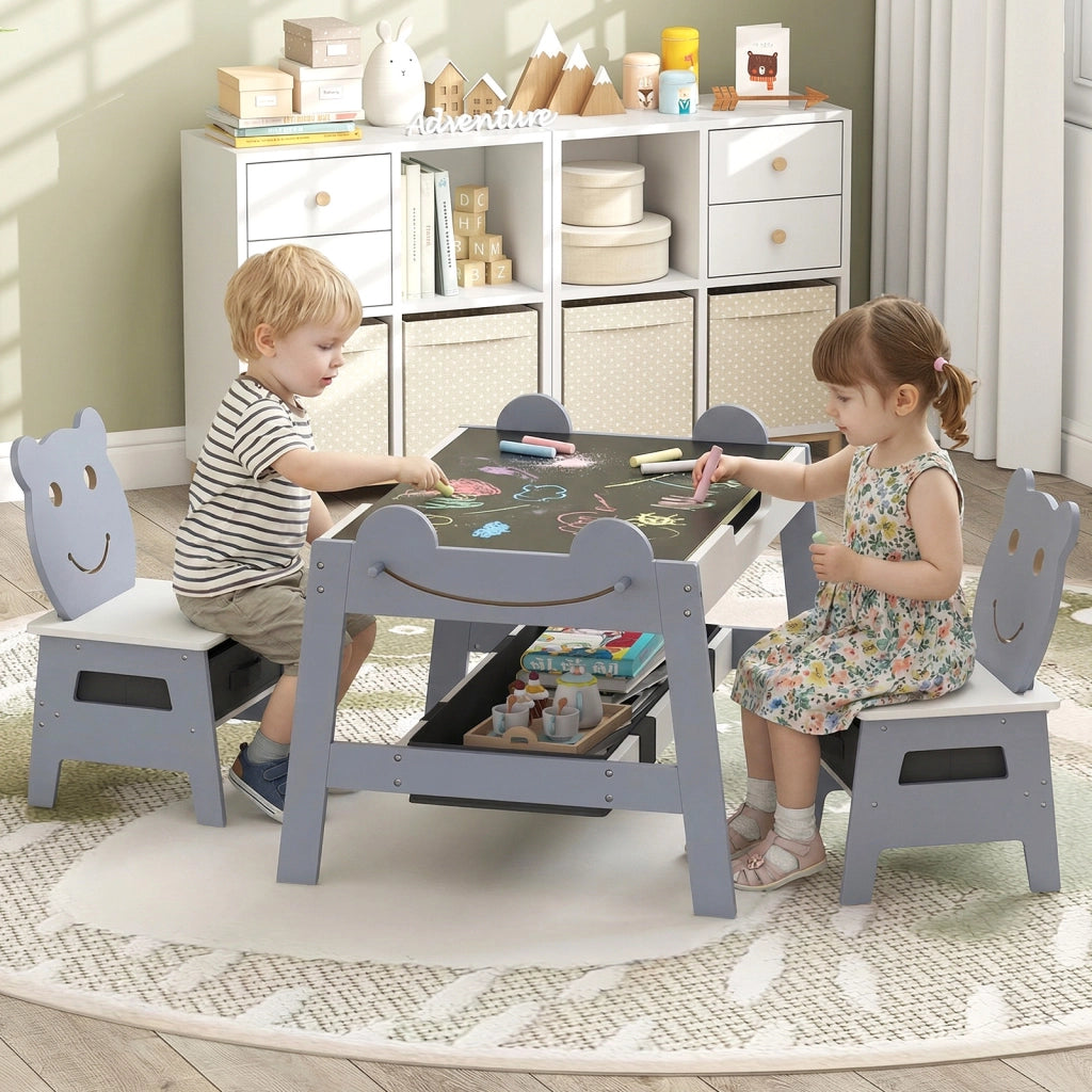 Tavolo per bambini e 2 sedie con piano reversibile lavagna bianca e gesso, Set scrivania artistica 5-in-1 con 4 ganci vano portaoggetti e contenitori 3-10 anni 50cm Grigio