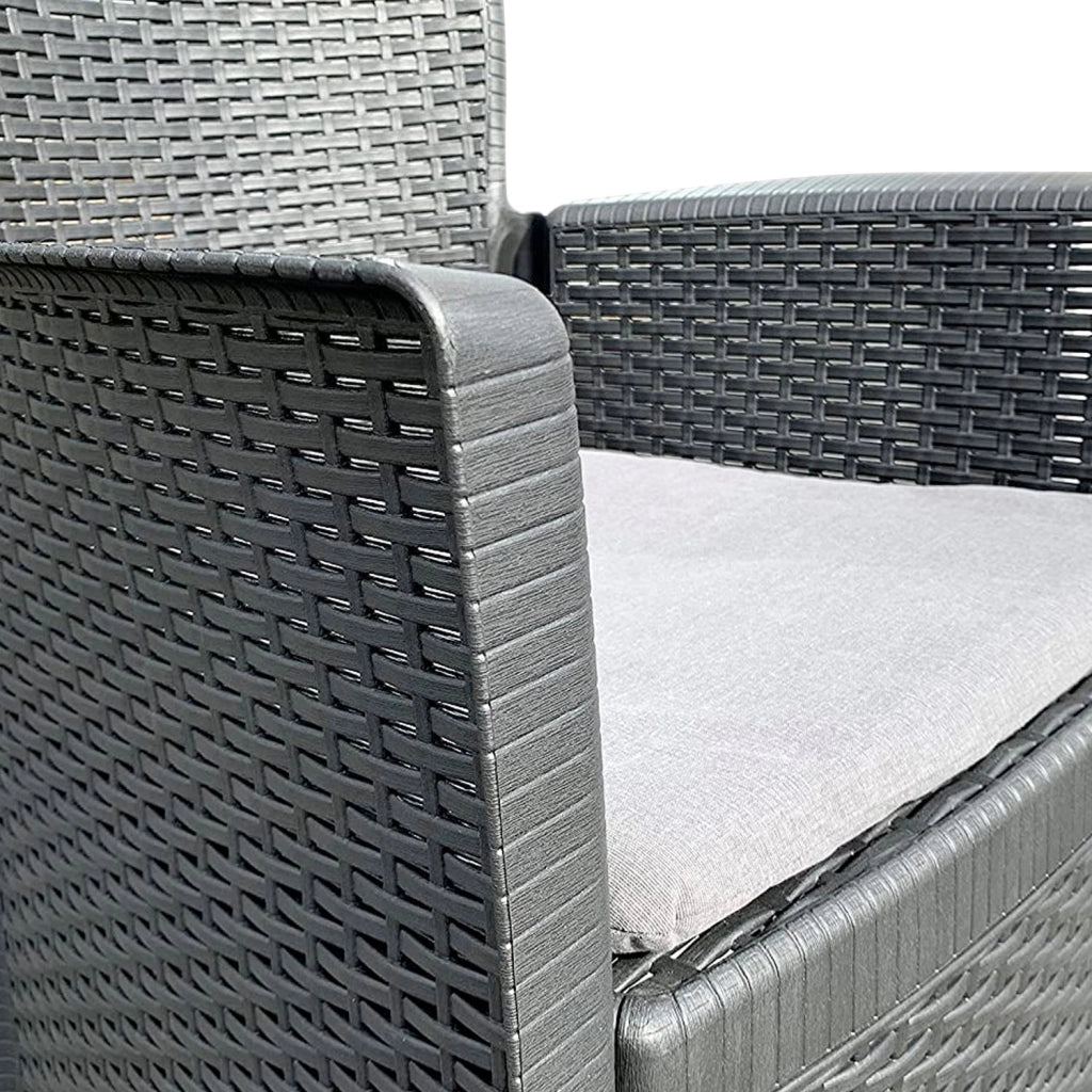 Akita - Salottino da giardino in polyrattan con 2 poltrone + tavolino da caffè. Set lounge da esterno color antracite fornito con 2 cuscini color crema
