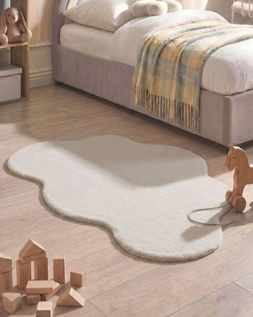 Tappeto Irregolare Beige Chiaro in Finta Pelliccia 80 x 120 cm a Pelo Lungo per Soggiorno con Retro in Poliestere Stile Moderno