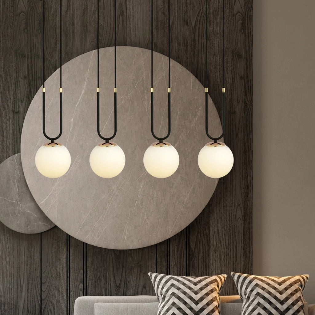 Lampada a sospensione GLAM in acciaio nero e oro con sfere in vetro opale