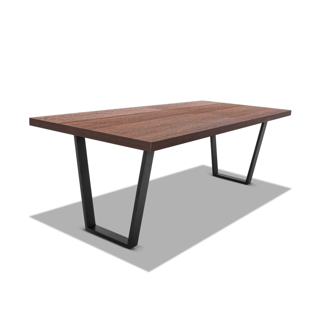 Tavolo da pranzo 160x90cm in legno e metallo con piedi trapezoidali e ripiano in colore legno teak