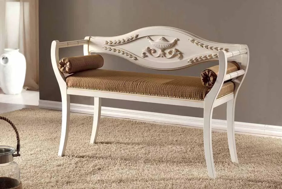 Divanetto imbottito shabby chic in legno massello con fregi