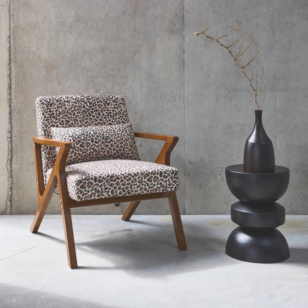 Poltrona scandinava in legno di hevea e stampa leopardo, leopardo
