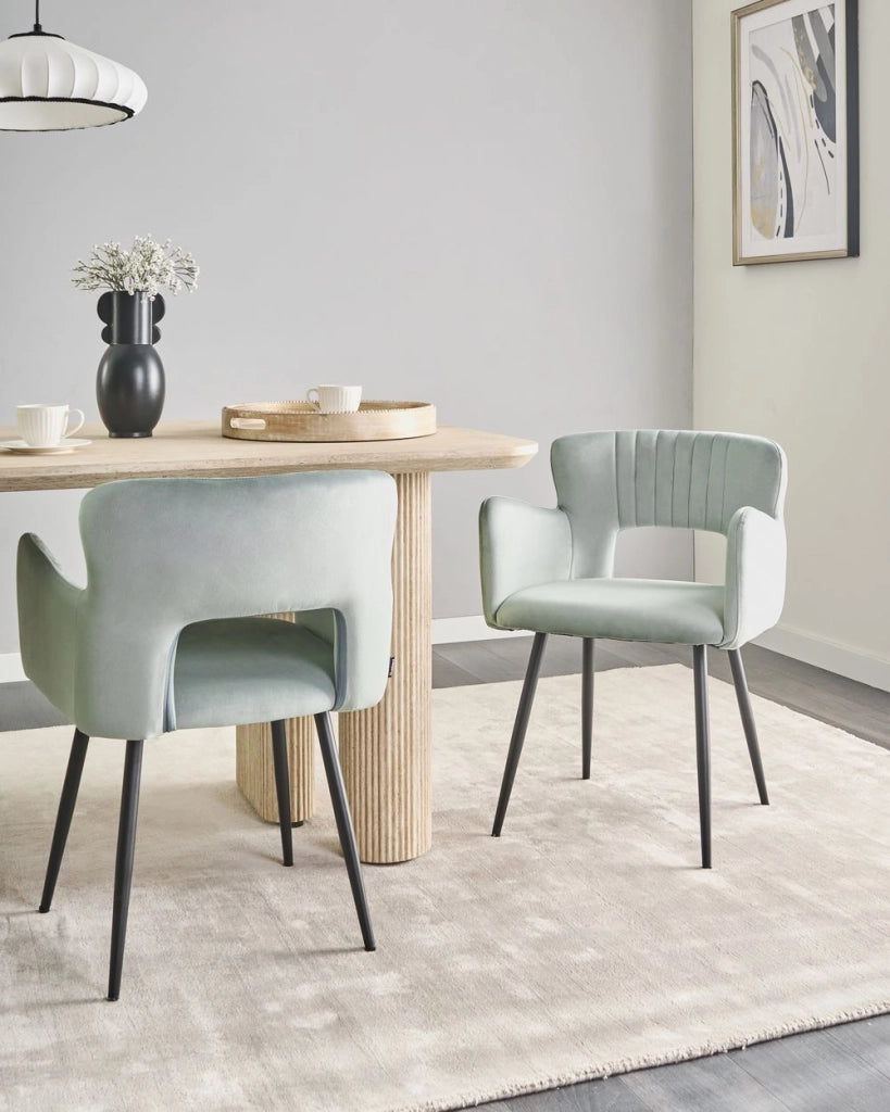 Set di 2 sedie da pranzo velluto azzurro braccioli schienale intagliato gambe in metallo moderna industriale