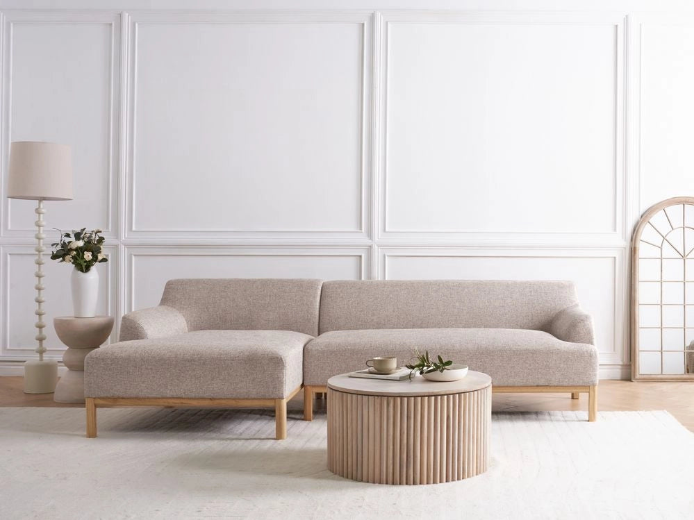 Divano angolare a destra Tessuto poliestere marrone chiaro Gambe di legno Soggiorno elegante