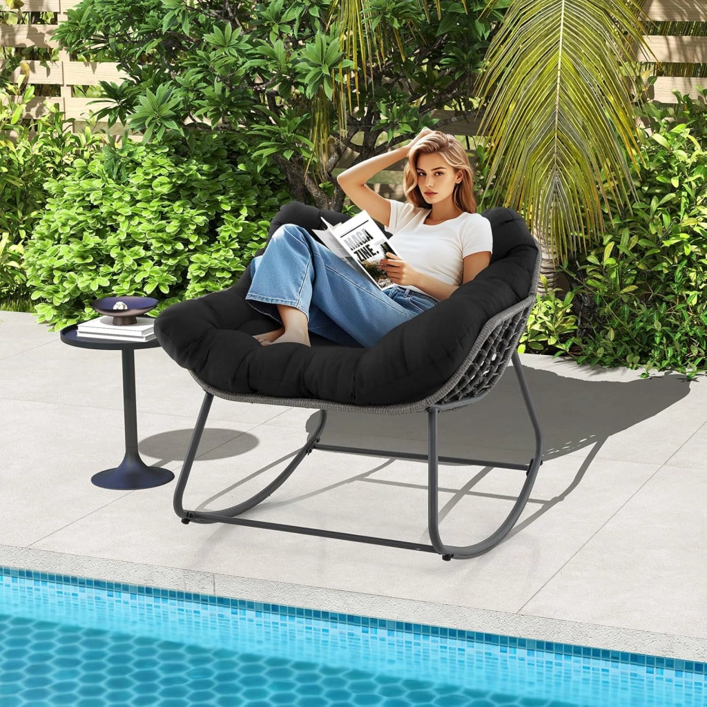 Sedia a Dondolo da Esterno, Poltrona in PE Vimini con Cuscino Rimovibile, Poltrona Relax in Rattan con Struttura in Metallo, per Soggiorno, Balcone, Giardino, Portata 150 kg (Nero)