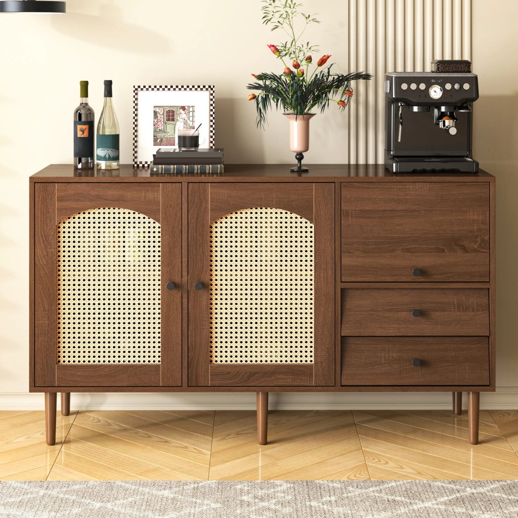 Credenza 130x75.5x40 cm con ante effetto rattan e ripiani regolabili; pannello truciolare