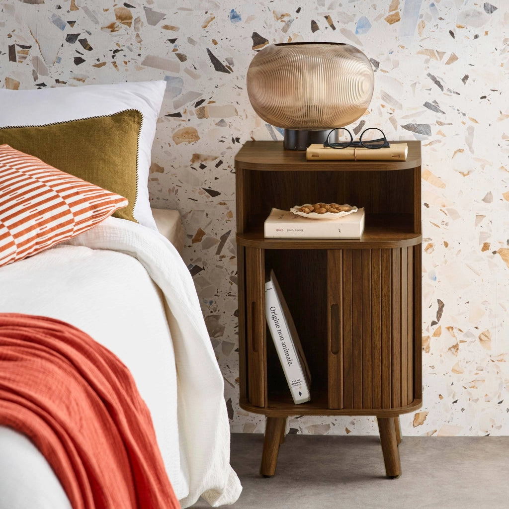Comodino scandinavo decorazione legno 2 porte scorrevoli, marrone