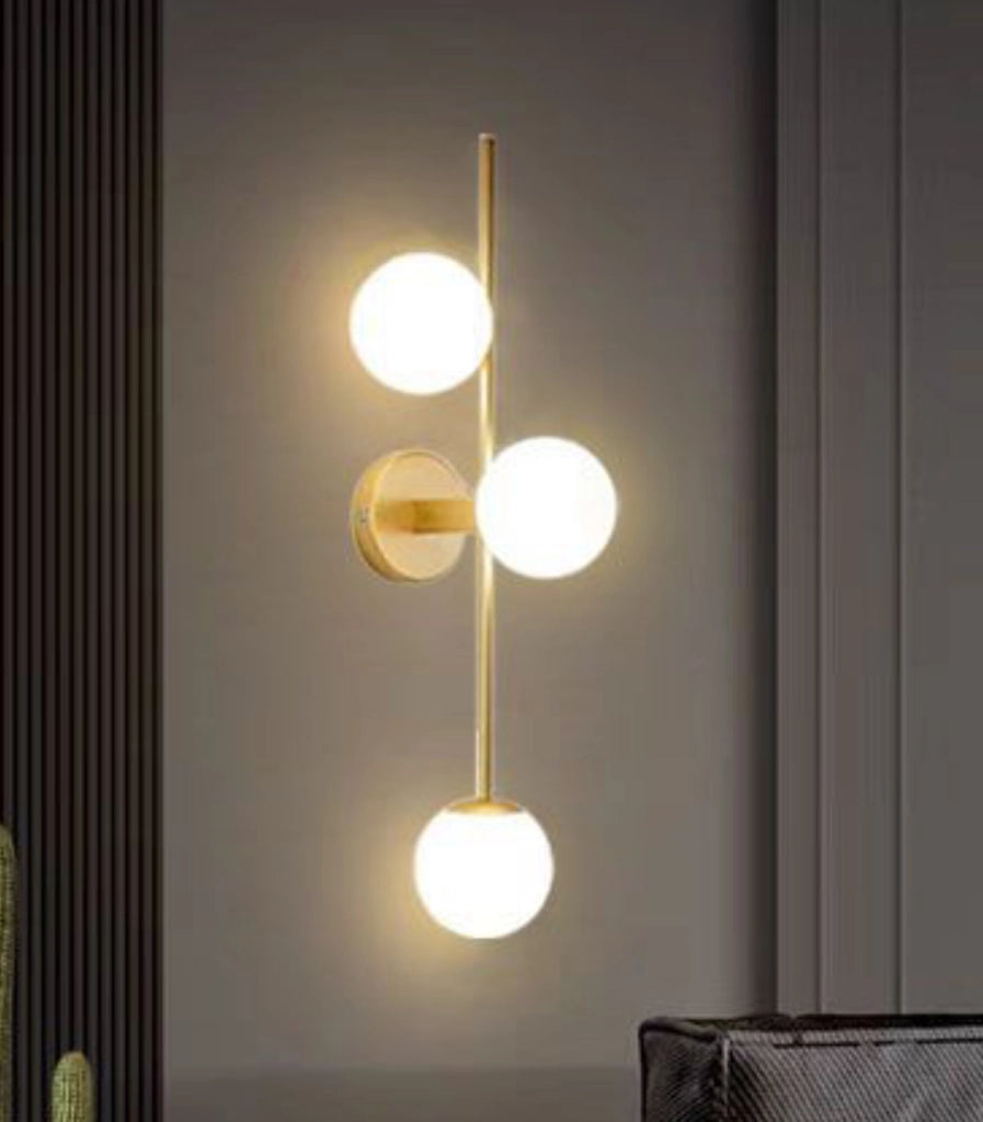 Applique lampada da parete in alluminio color bronzo oro con 3 sfere in vetro bianco opaco palle con attacco per lampadine G9