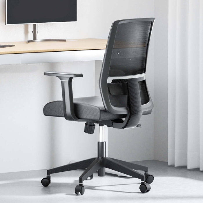 Sedia da ufficio ergonomica con supporto lombare, regolabile in altezza, schienale traspirante, max 120 kg