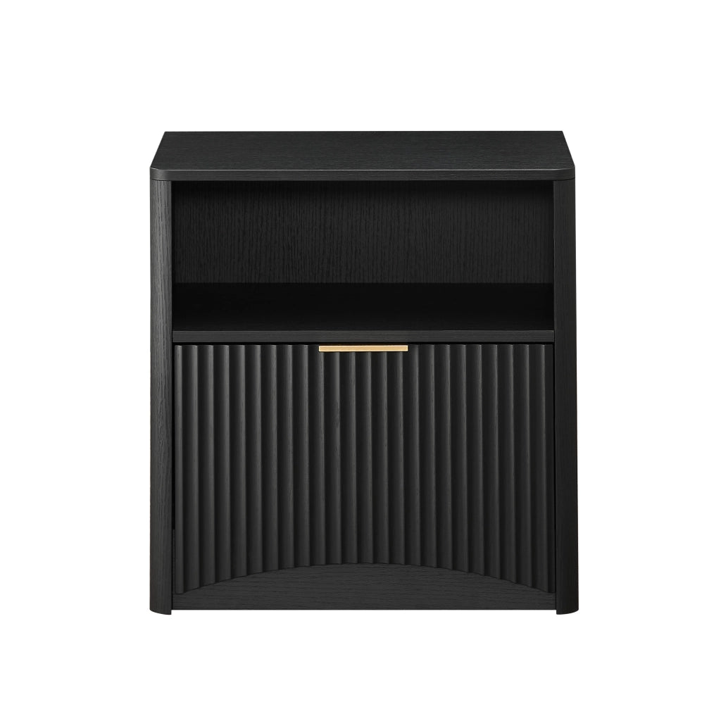 Comodino moderno in truciolare nero con cassetto aperto, maniglia dorata e design scanalato