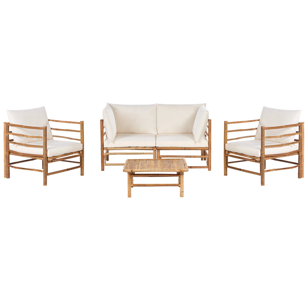 Set da giardino angolare composto da divano 2 posti 2 poltrone e tavolino in bambù bianco sporco con cuscini bianchi stile elegante