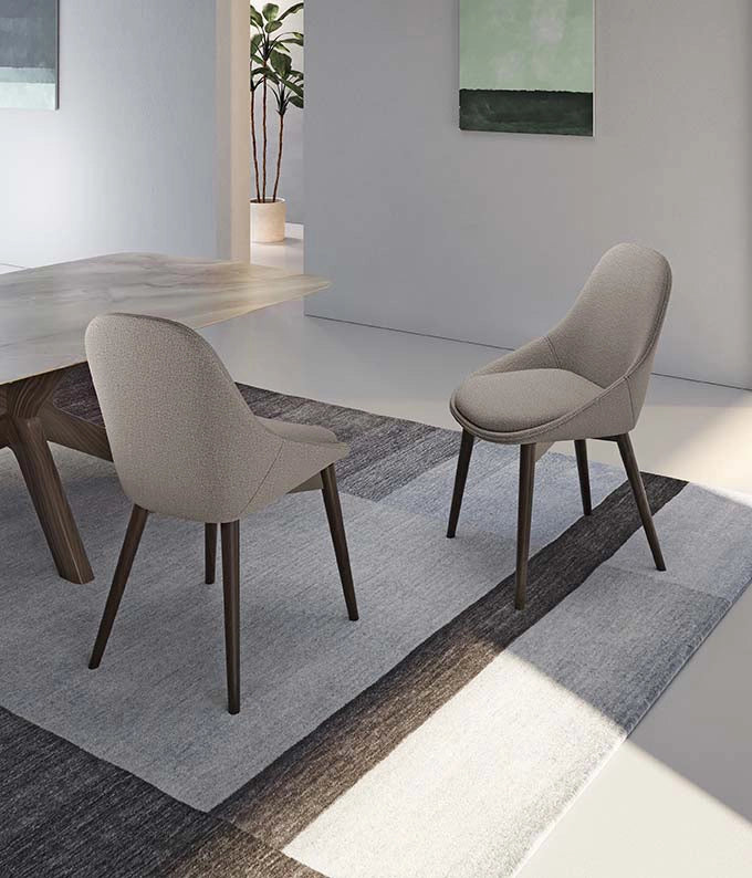 Sedia da pranzo Astrid con struttura in massello di noce e seduta imbottita in tessuto marrone chiaro - Design contemporaneo ed elegante