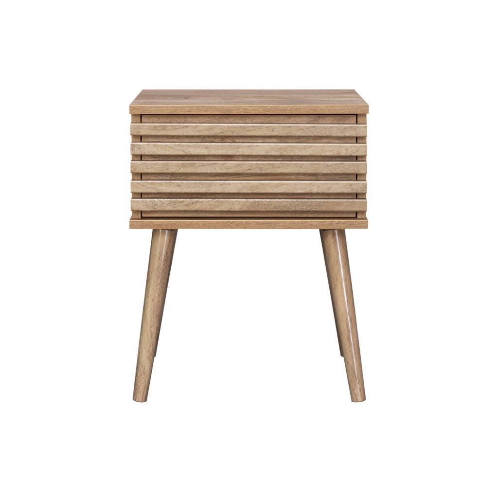 Comodino scandinavo con decori in legno scanalato, marrone naturale