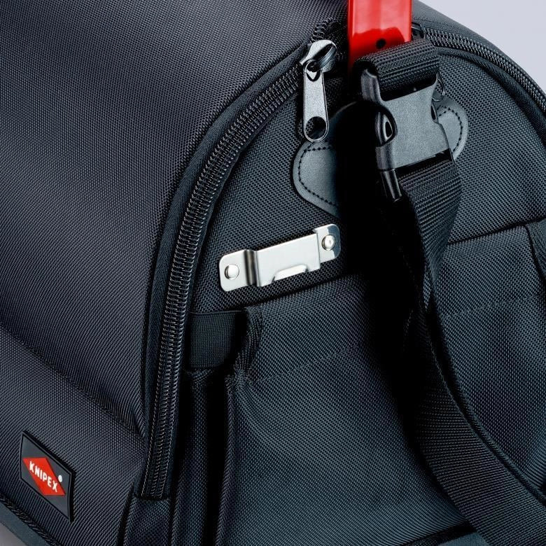 KNIPEX 00 21 08 LE Borsa portautensili LightPack Apribile su entrambi i lati Tessuto poliestere resistente con cerniera e chiusura a strappo Maniglia in acciaio con soft-grip Tracolla regolabile con tasca per cellulare Carico max 20 Kg colore Nero e Rosso