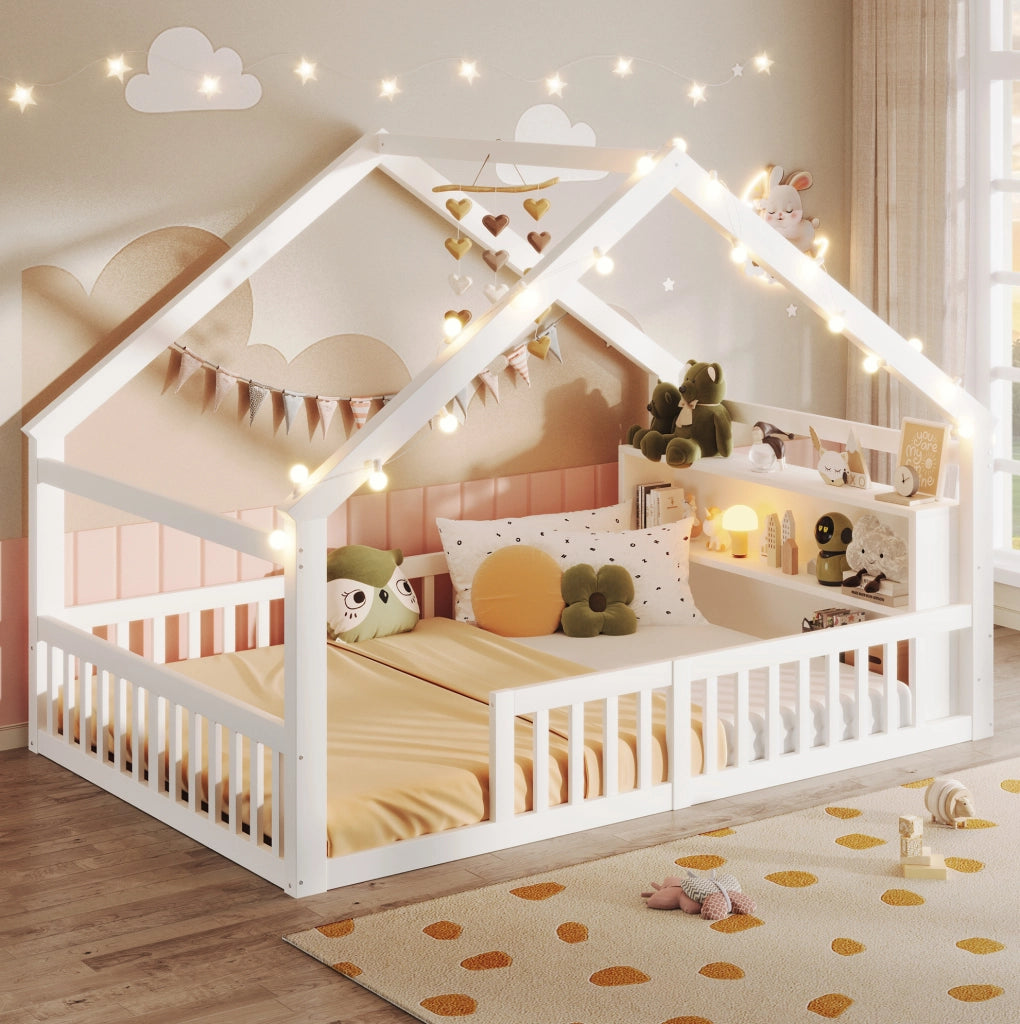 Letto a casetta 140x190 cm con sponde e scaffali in legno e MDF bianco