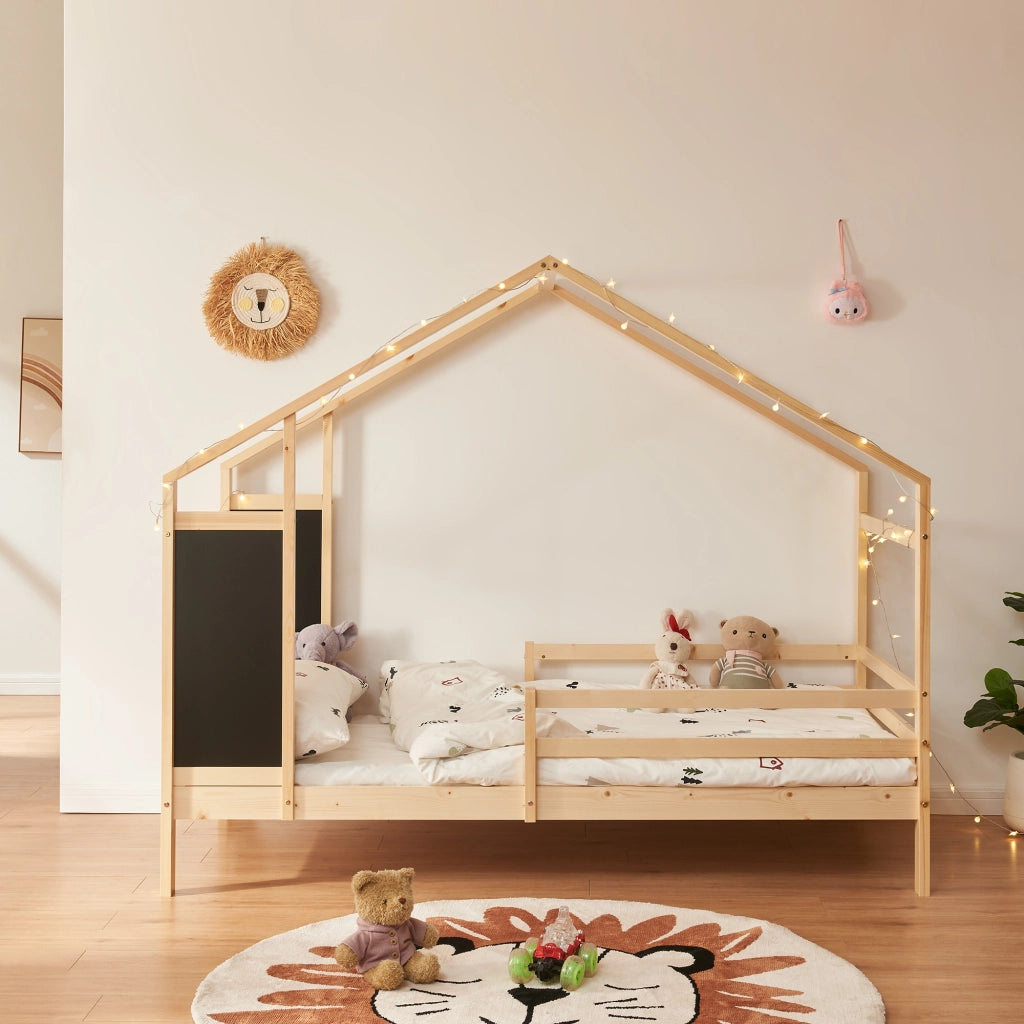 Letto a Casetta Lorenskog per Cameretta con Materasso 90 x 200 cm in Legno di Pino con Barriera Anticaduta - Naturale [en.casa]