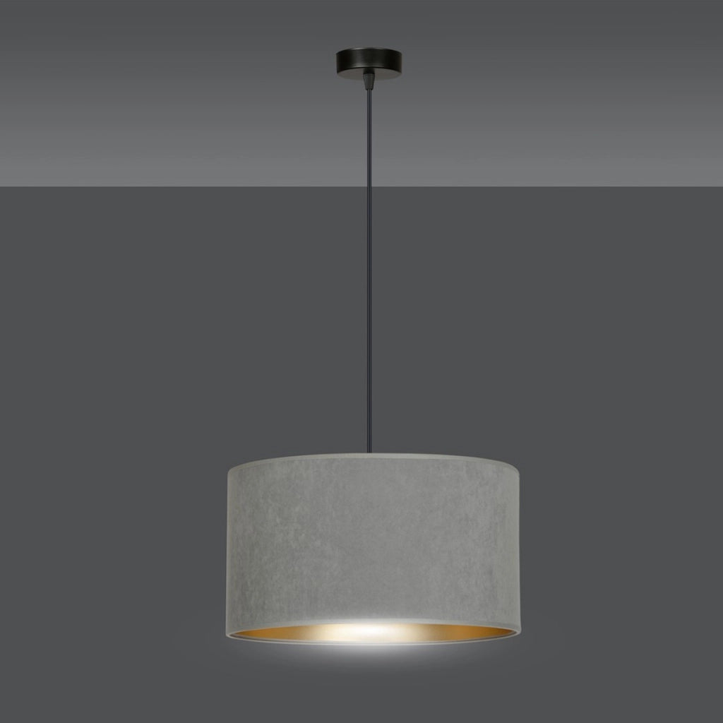 Lampada a sospensione Hilde con paralume in velluto grigio e interno oro