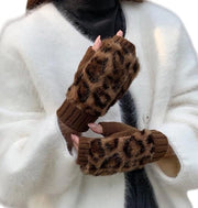 Manopole senza dita per donne con stampa leopardo, guanti a cuffia a maglia con piuma artificiale, guanti caldi invernali con pelliccia, guanti caldi con piuma e foro per indice, guanti touchscreen per lavoro e attività all'aperto.