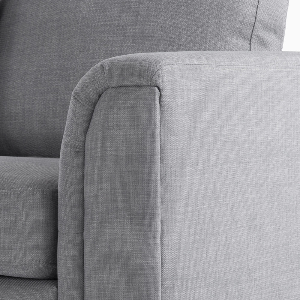 Divano ad angolo con rivestimento in tessuto grigio chiaro a forma di L con orientamento a versione destra