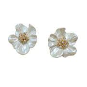 Romantici orecchini a forma di camelia bianca con perline e borchie a forma di fiore in zircone