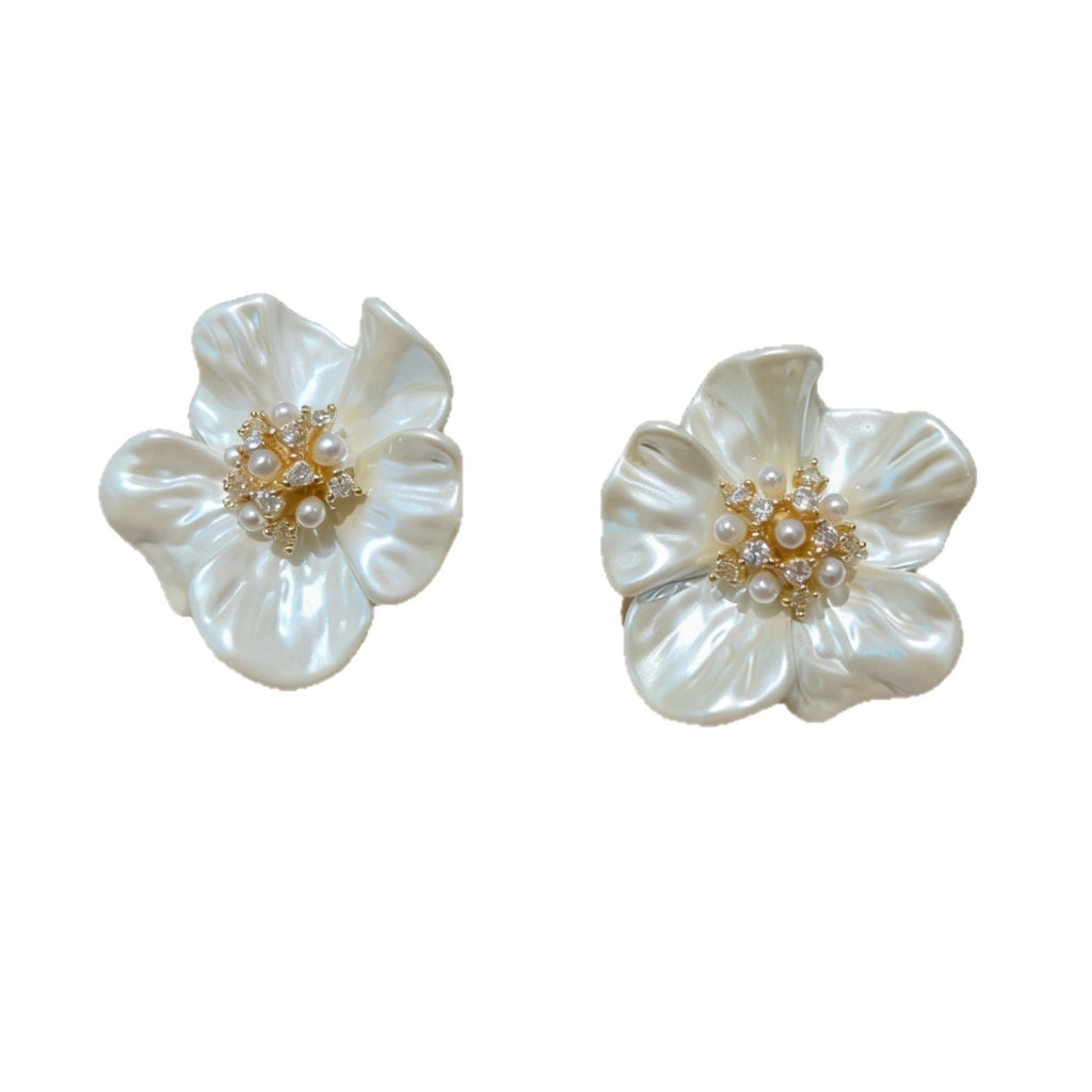 Romantici orecchini a forma di camelia bianca con perline e borchie a forma di fiore in zircone