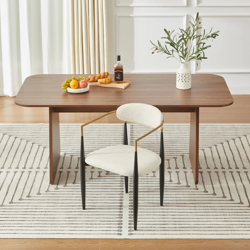 Sedia da pranzo in tessuto beige con struttura in metallo nero e dettagli oro