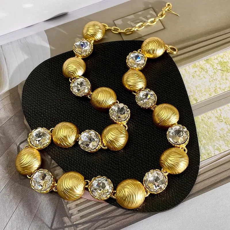 Set di gioielli fatti a mano con perline di cristallo: orecchini, collana e bracciale vintage.
