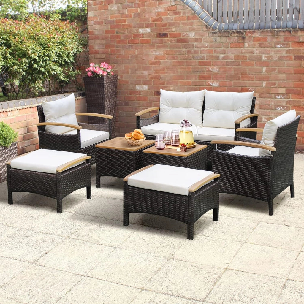 Soggiorno esterno 4/6 Persone in Rattan, mobile con 2 tavolini in legno, sedie, sgabelli e divano