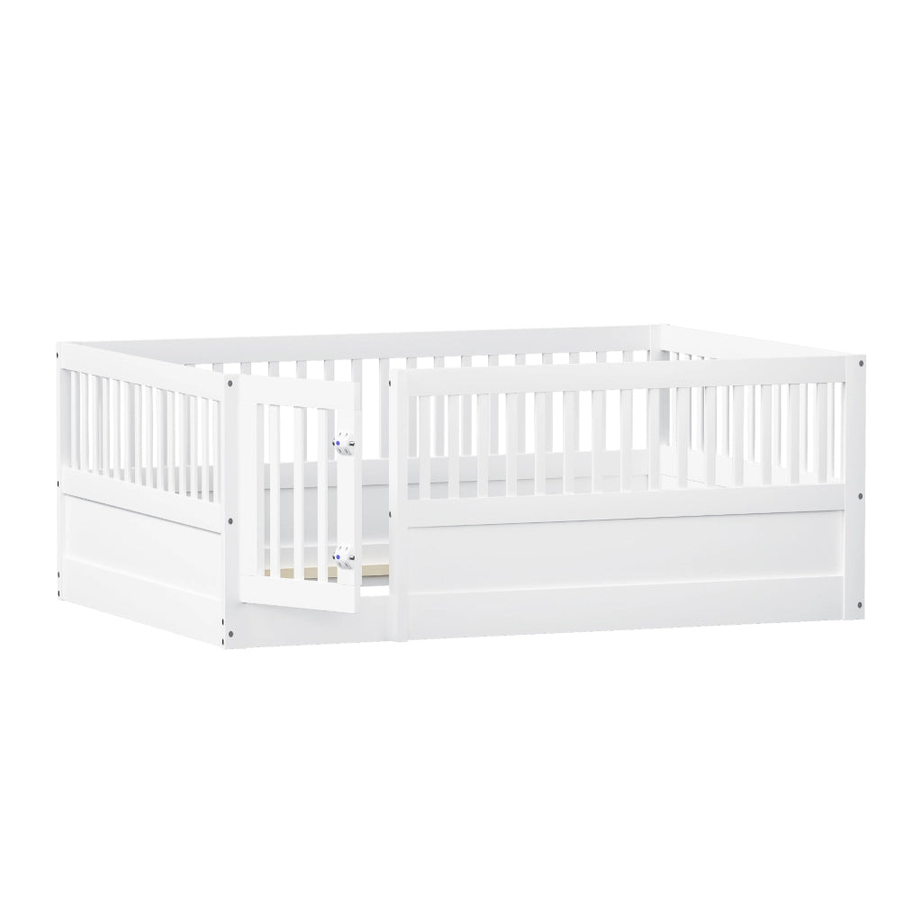 Letto a pavimento per bambini 140 × 200 cm con barriera e porta apribile in legno bianco