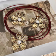 Collana e orecchini con ciondolo a fiore in oro fatti a mano e perle, regalo di Natale o compleanno.