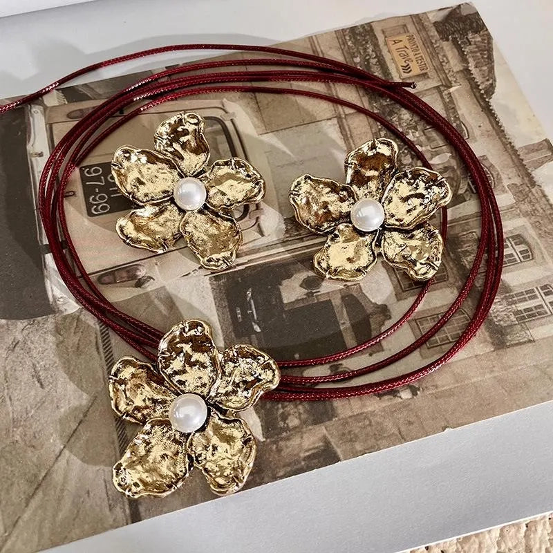 Collana e orecchini con ciondolo a fiore in oro fatti a mano e perle, regalo di Natale o compleanno.