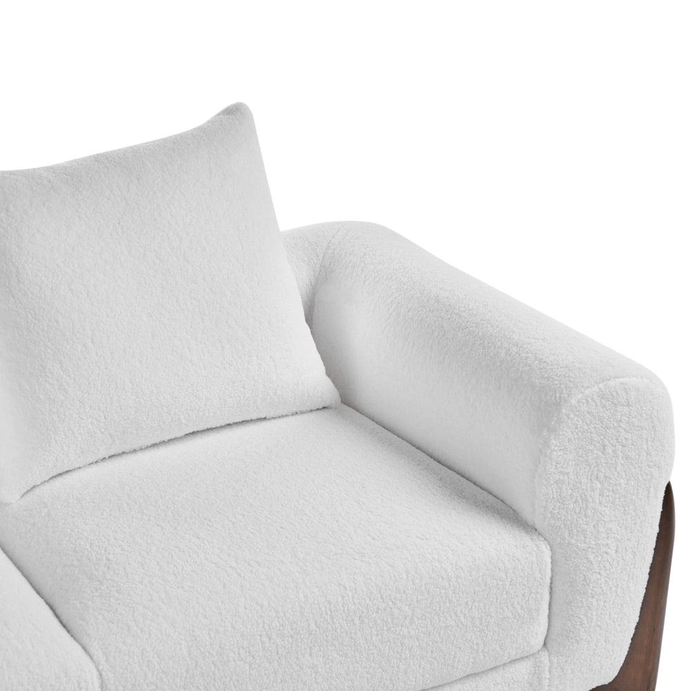 Divano a due posti con rivestimento in tessuto bouclè bianco con braccioli e gambe in legno stile moderno