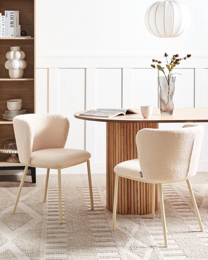 Set di 2 sedie da pranzo in tessuto boucle beige chiaro con schienale curvo senza braccioli