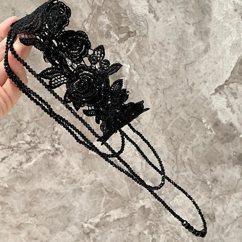 Collana ricamata a mano con rosa scuro e perline di cristallo, regalo di Natale o compleanno.
