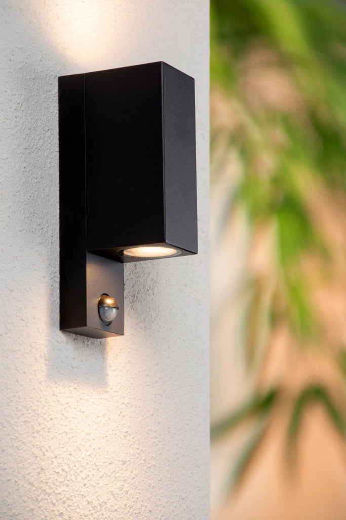 Applique esterna nera IP65 con sensore 2xGU10 Lucide