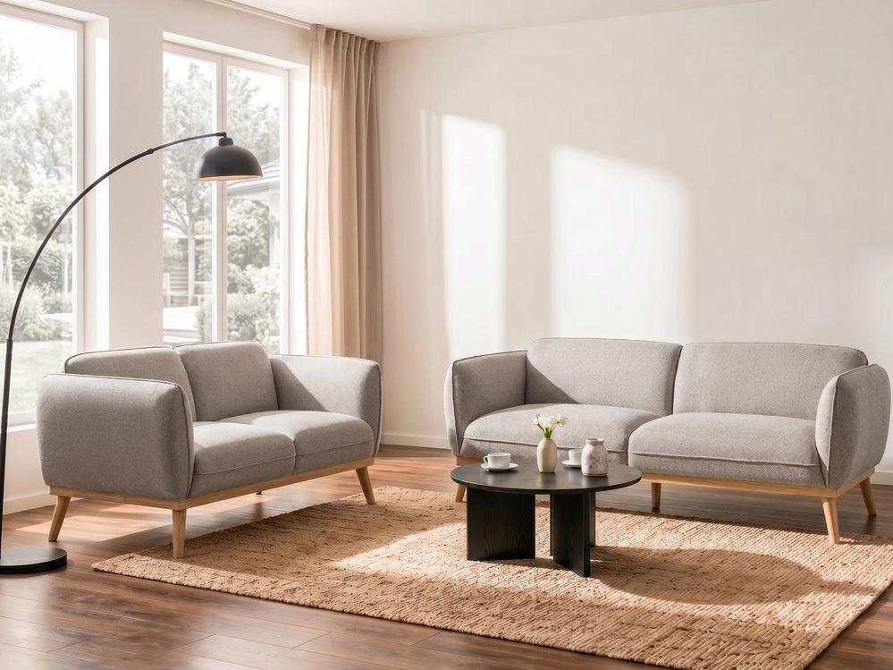 Set da salotto in stile scandinavo con divani a 2 e 3 posti, gambe affusolate in legno e rivestimento in tessuto marrone chiaro