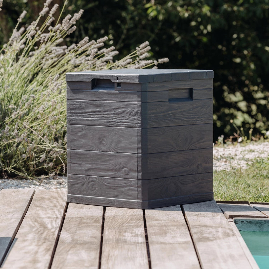 BAULE MULTIUSO WOODY'S 90 PER Baule multiuso Woody?s 90 litri in resina per interno colore antracite scuro predisposto per lucchetto ToomaxANTRACITE SCURO LT.90 ART.173  cm.42,5x44x50h.    TOOMAX