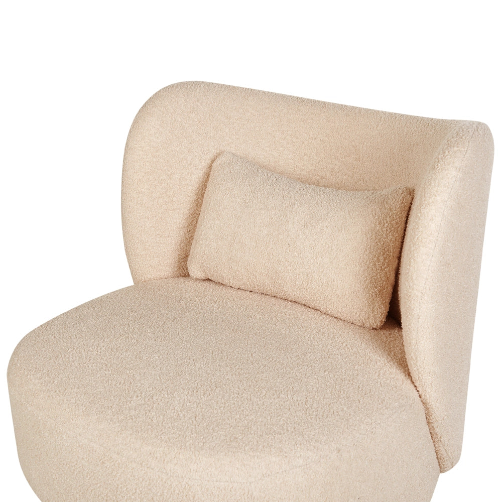 Poltrona da salotto con schienale curvo boucle beige stile glam elegante soggiorno
