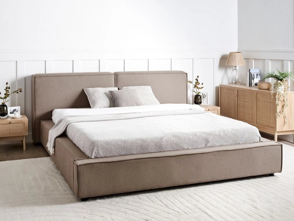 Letto matrimoniale in tessuto bouclè tortora con struttura a doghe 180 x 200 cm stile classico camera da letto