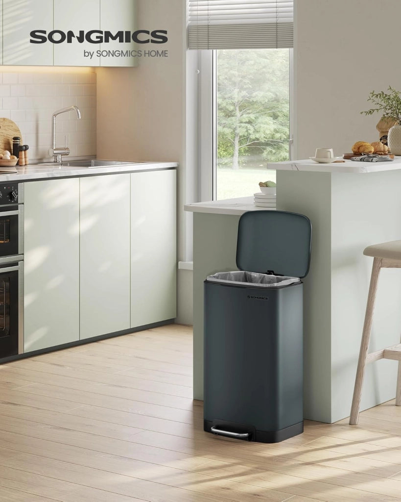 SONGMICS Pattumiera 30 L, con pedale in acciaio, secchio interno e coperchio, maniglia chiusura in morbido, ermetica, per cucina, soggiorno, grigio antracite LTB01GS