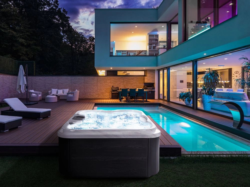 Vasca Idromassaggio Acrilico Bianco 180 x 215 cm 4 Posti 19 Getti Idromassaggio Cassa in Alluminio Effetto Legno con Luce LED