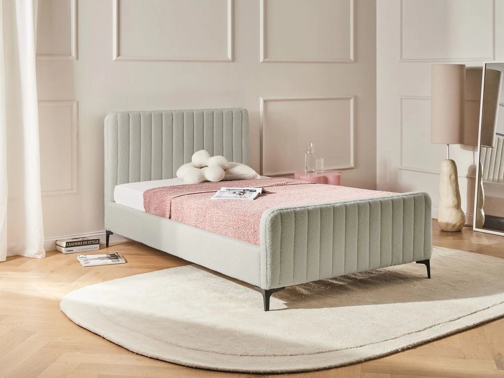 Letto matrimoniale in bouclè con testiera trapuntata gambe in metallo da 120 x 200 cm e base a doghe beige Design moderno