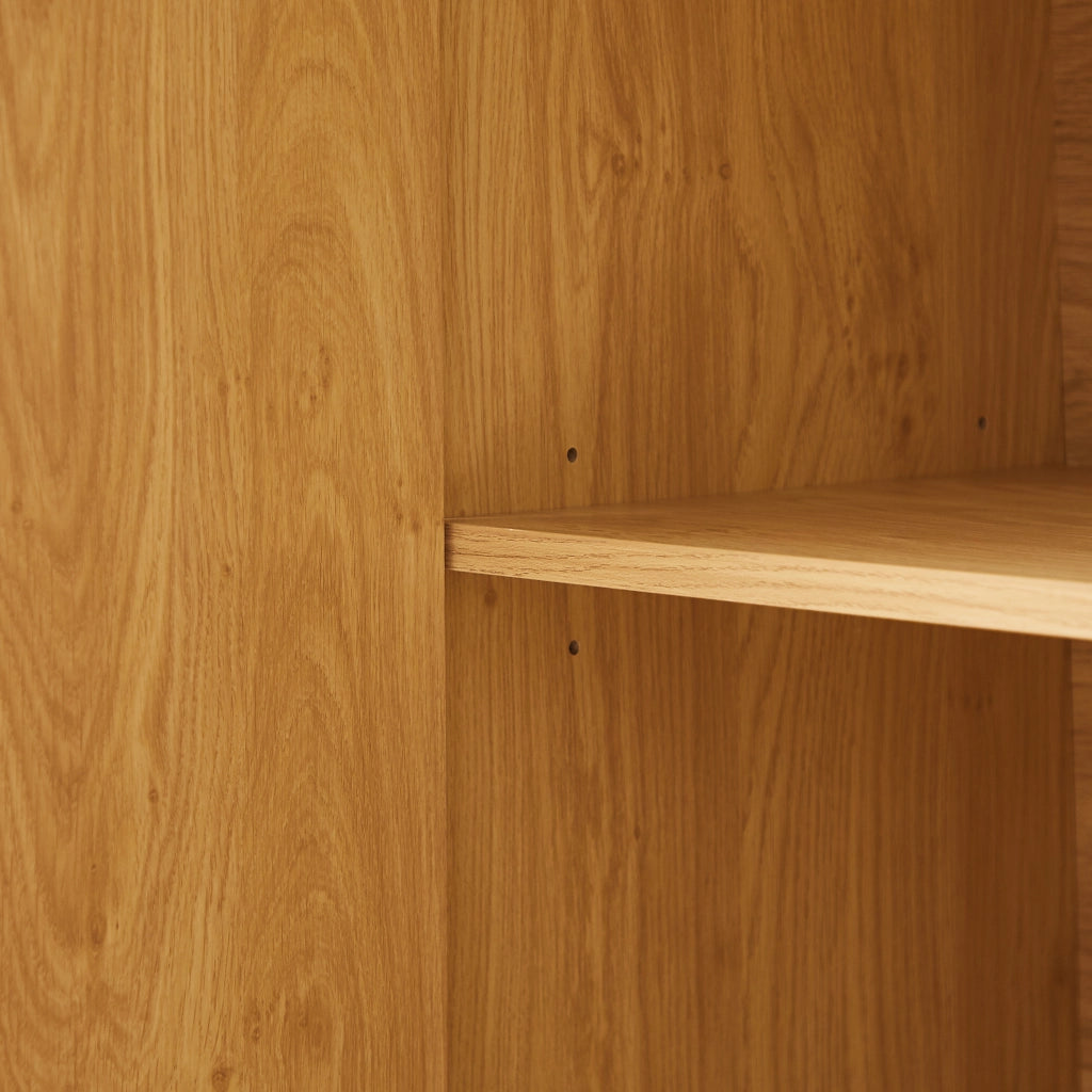 Credenza con ante curve; ripiani regolabili e antiribaltamento - per soggiorno - in MDF - 169×40×80 cm - naturale