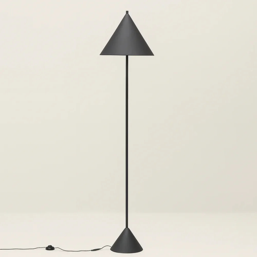 Lampada da terra Kone in metallo nero | Duzzle