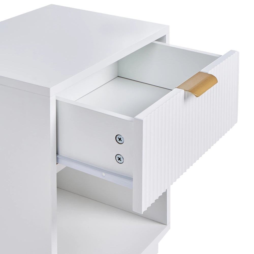 Set di 2 comodini in MDF bianco con 1 cassetto con frontale scanalato e 1 ripiano maniglia dorata design moderno per camera da letto