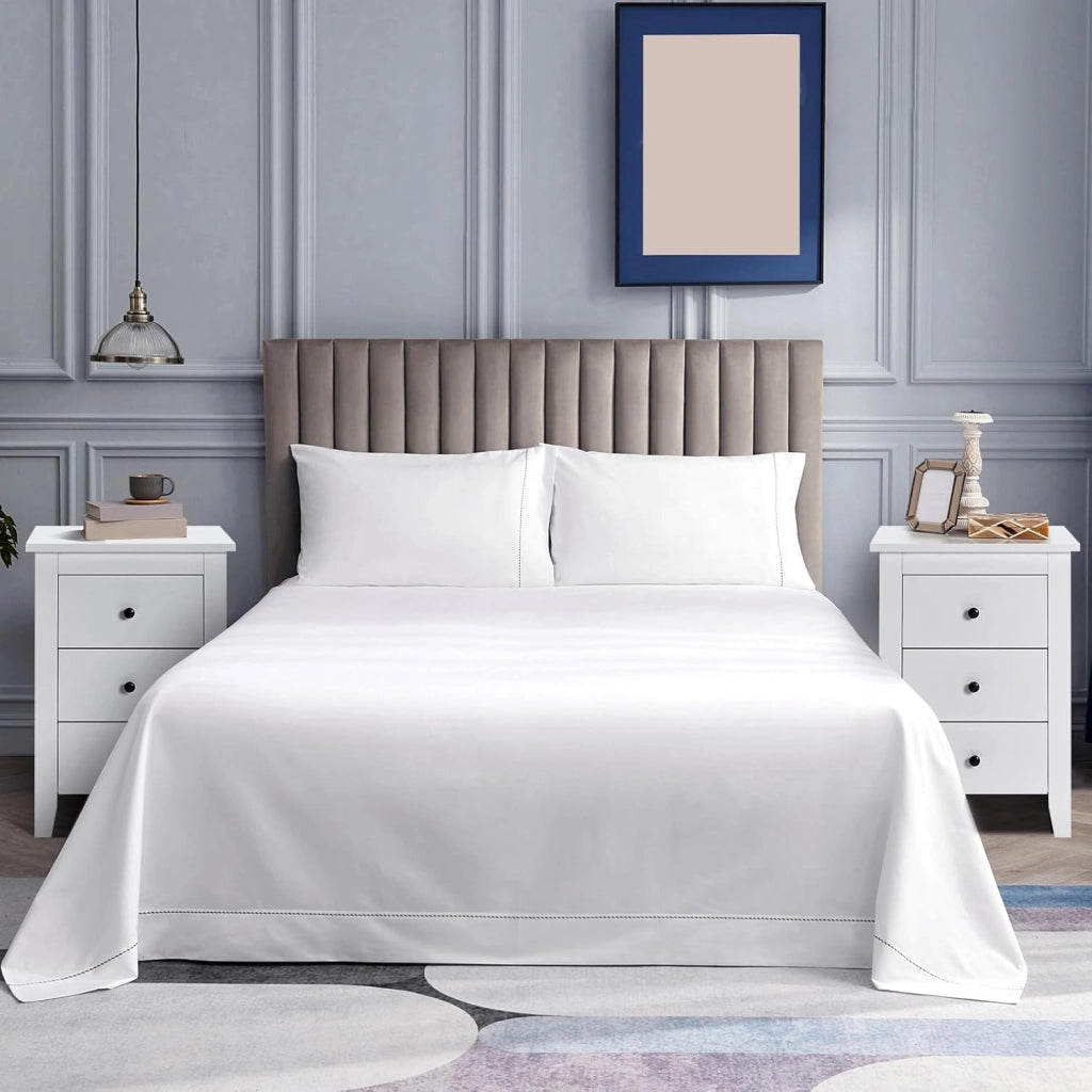 Comodino in Legno, Tavolino da Salotto con 3 Cassetto, Moderno Tavolino da Salotto per Soggiorno, Camera da Letto, 46 x 37 x 65 cm, 2 Colori (bianco)